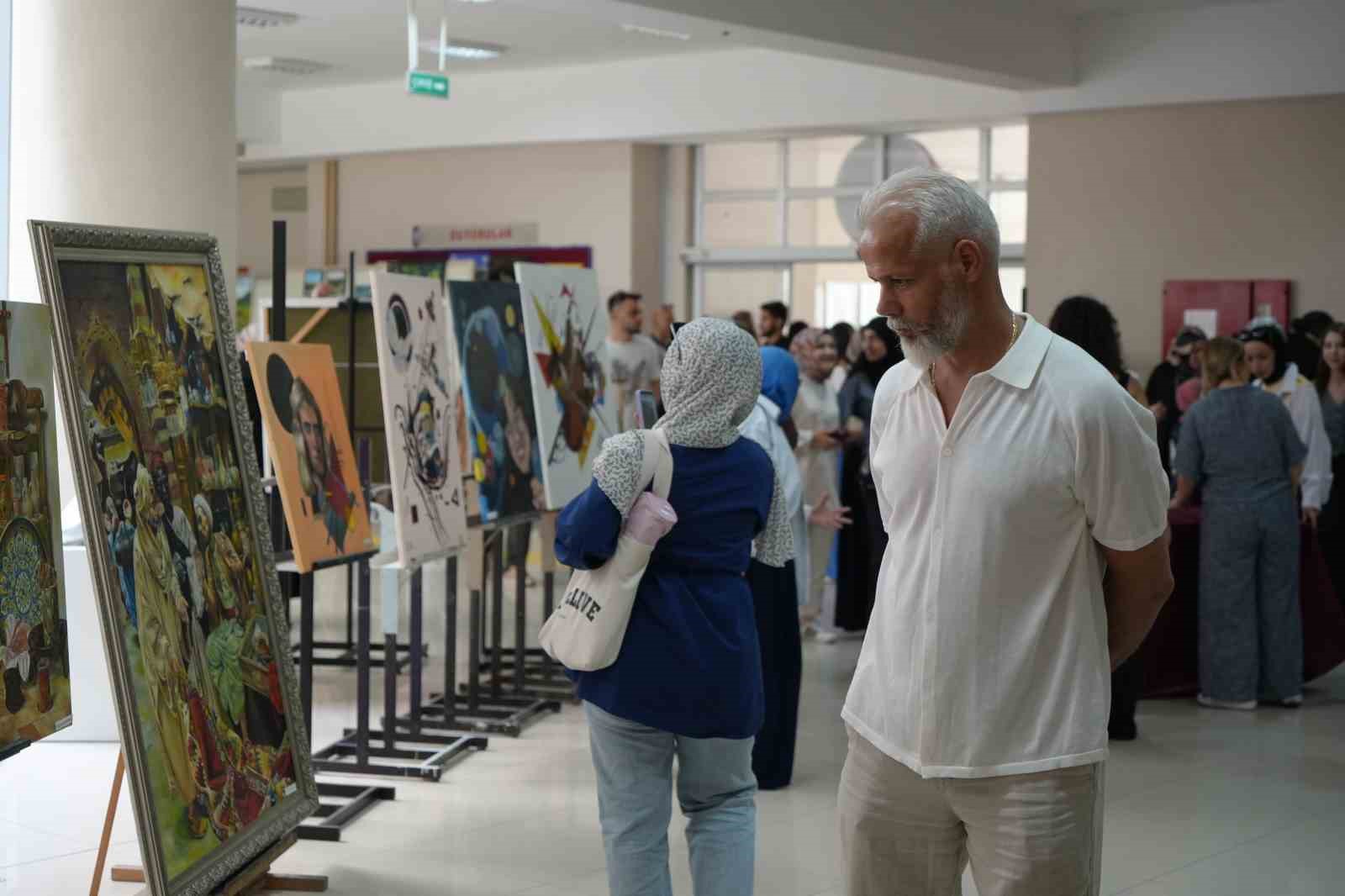 D&ouml;rt yılın renkli &ouml;zeti: OM&Uuml;&rsquo;de 250 eserlik mezuniyet sergisi sanatseverlerle buluştu
