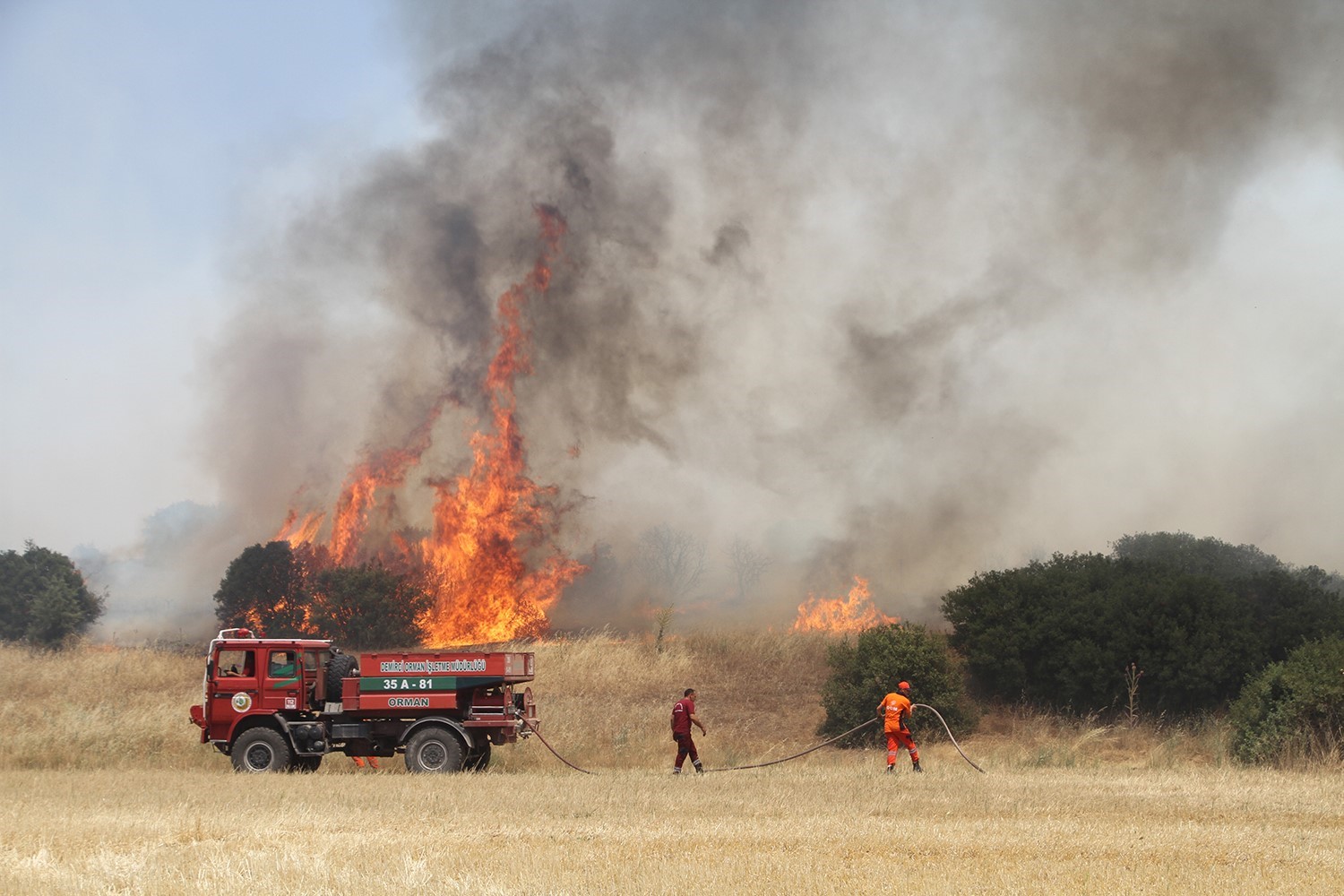Kula’da makilik alanda çıkan yangında soğutma çalışmaları sürüyor