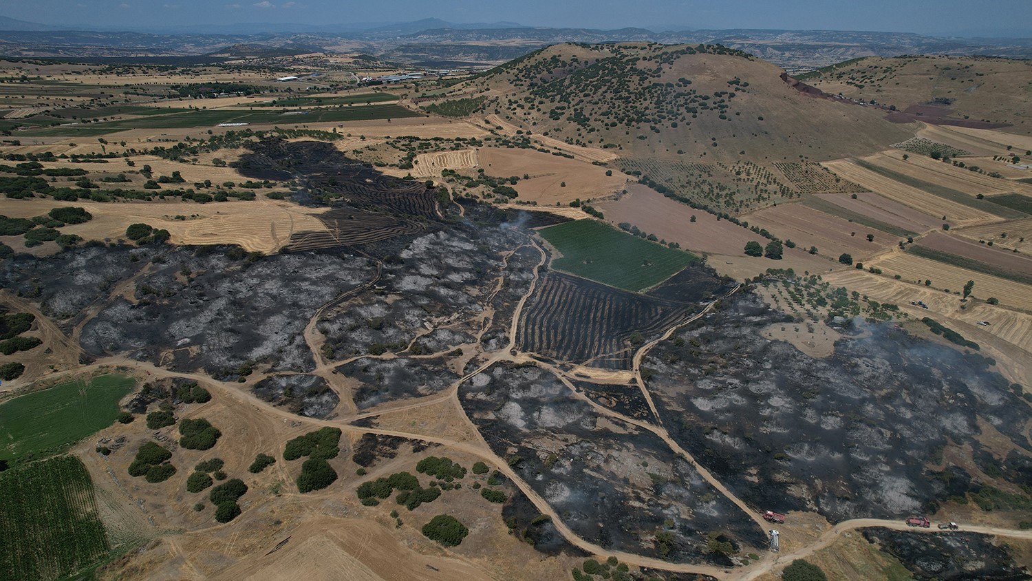 Kula&rsquo;da makilik alanda &ccedil;ıkan yangında soğutma &ccedil;alışmaları s&uuml;r&uuml;yor
