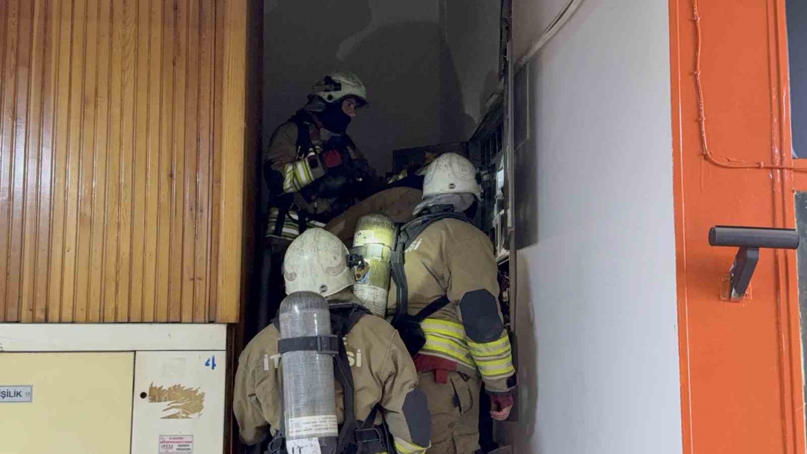 İş merkezinde çıkan dumanlar korkuttu