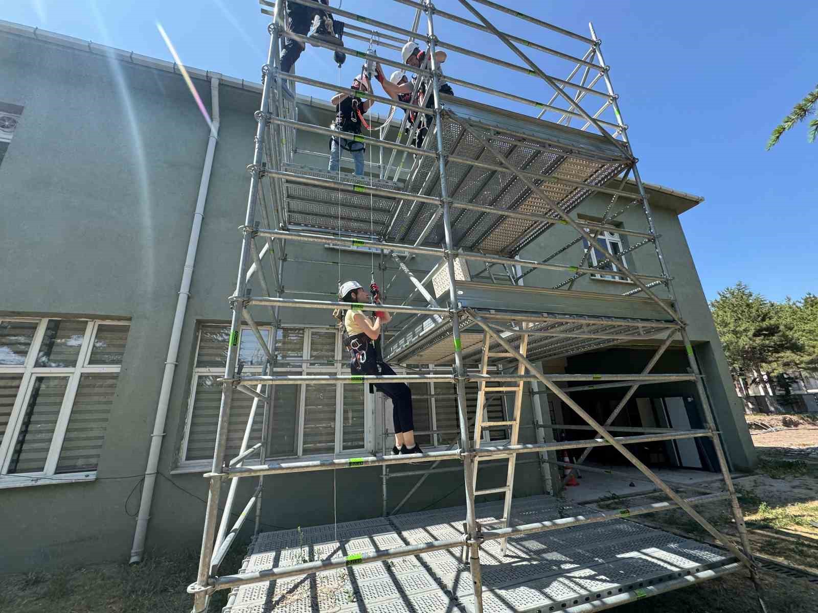 Yüksekte çalışma eğitimi uygulamalı olarak gerçekleştirildi