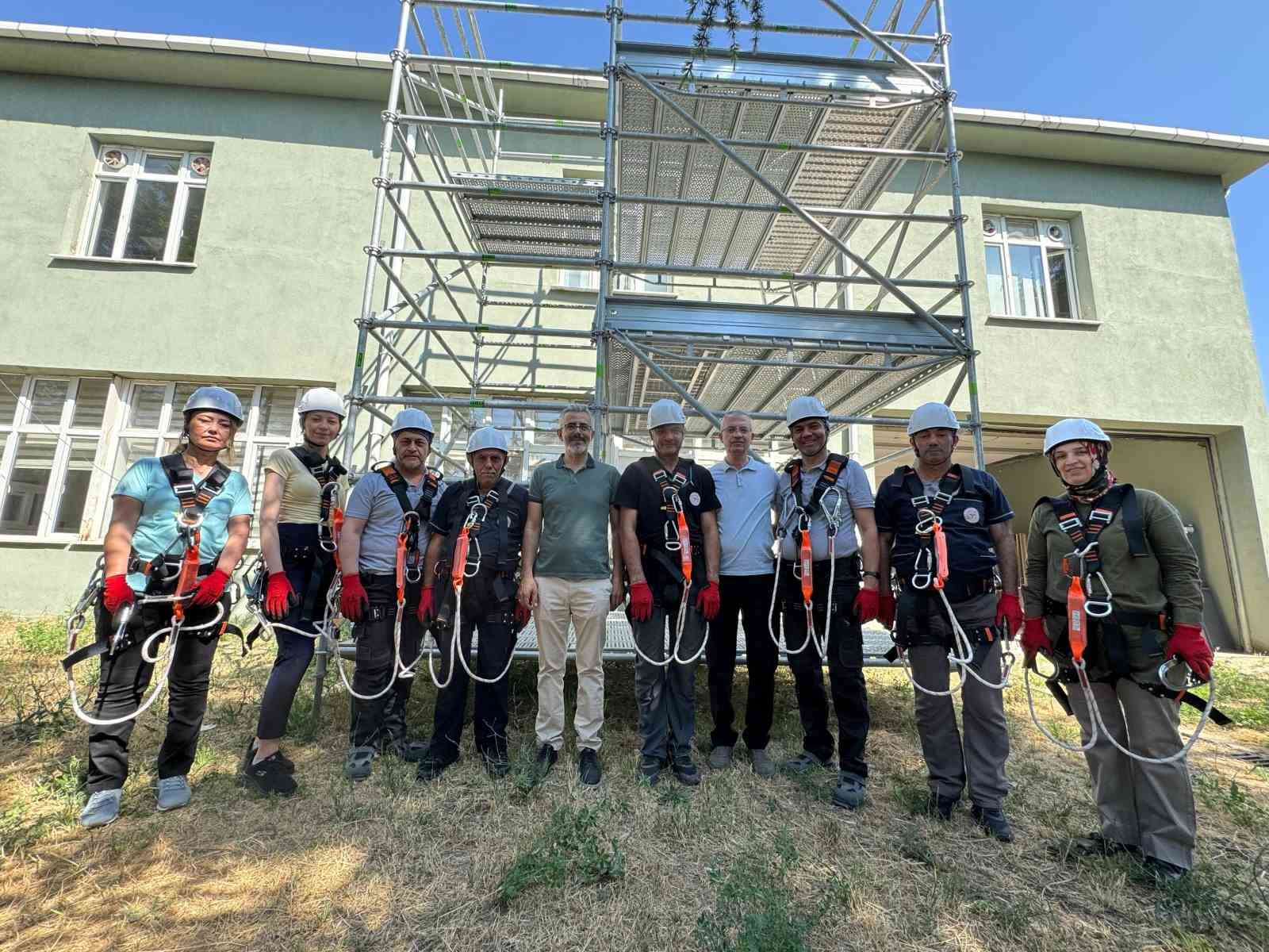 Yüksekte çalışma eğitimi uygulamalı olarak gerçekleştirildi