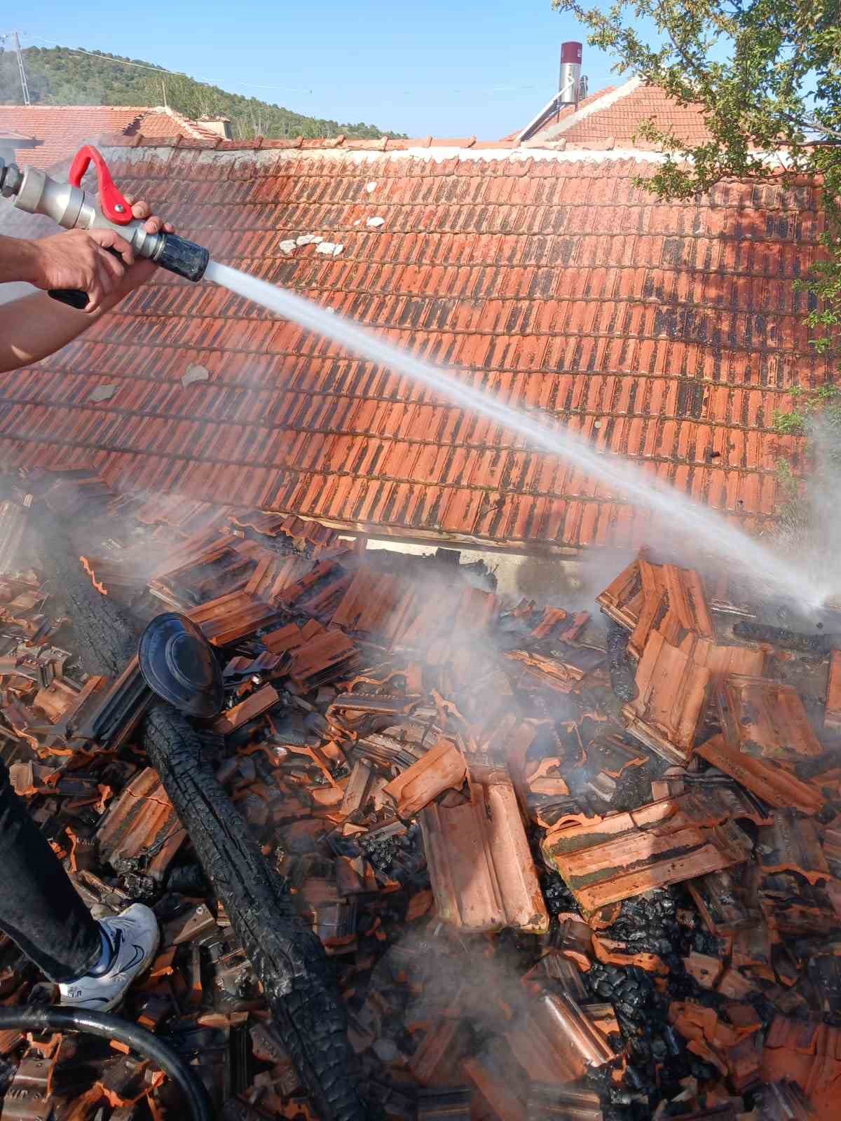 Saraykent&rsquo;te &ccedil;ıkan yangında ahır kullanılamaz hale geldi
