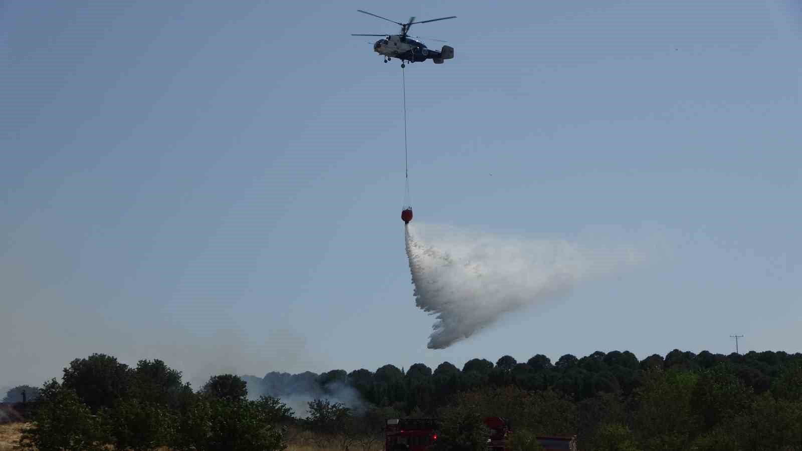&Ccedil;anakkale&rsquo;de tarım arazisinde başlayan yangın ormanlık alana sı&ccedil;radı
