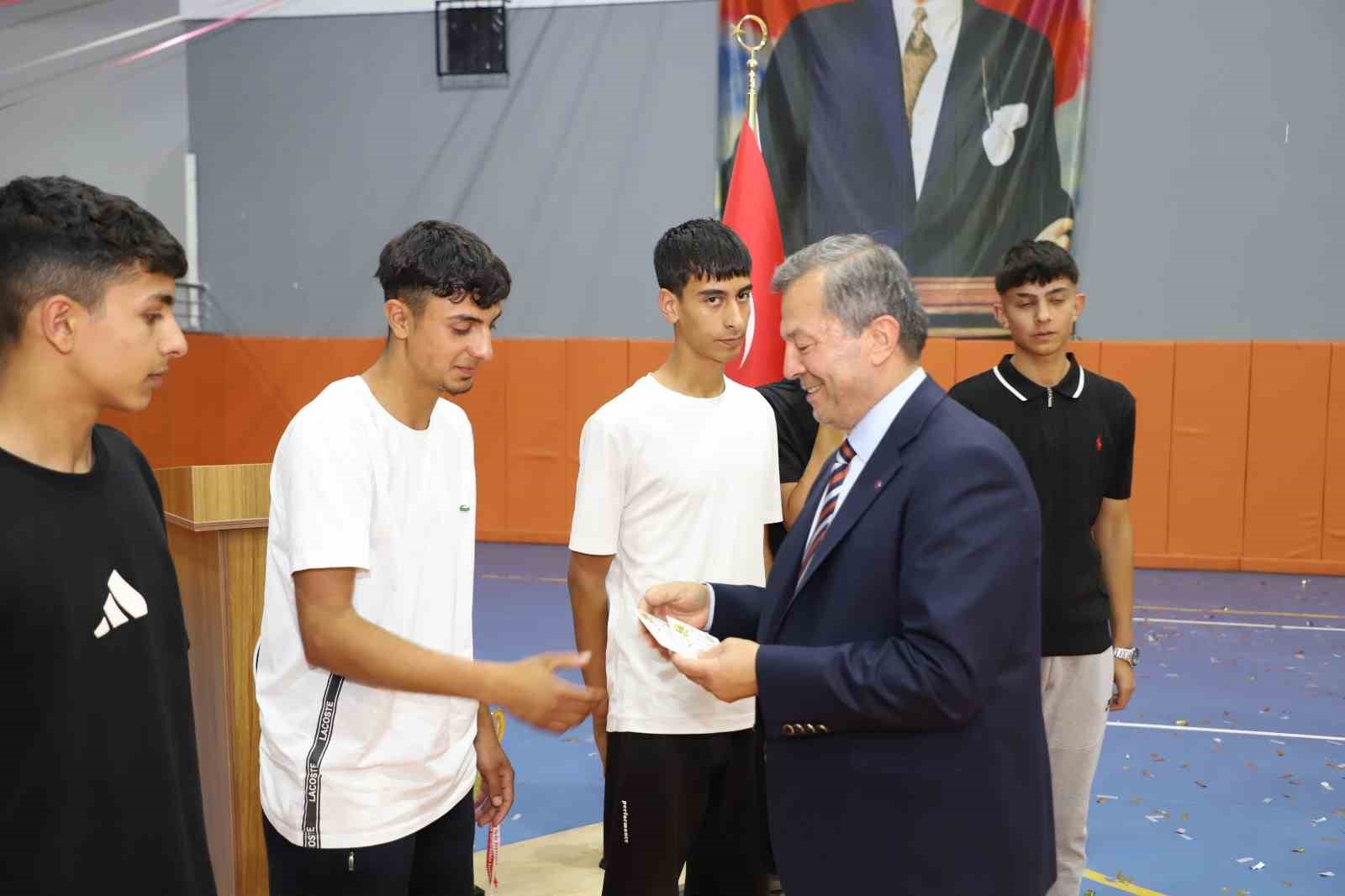 Adil Sani Konukoğlu Spor Lisesi’nde mezuniyet heyecanı