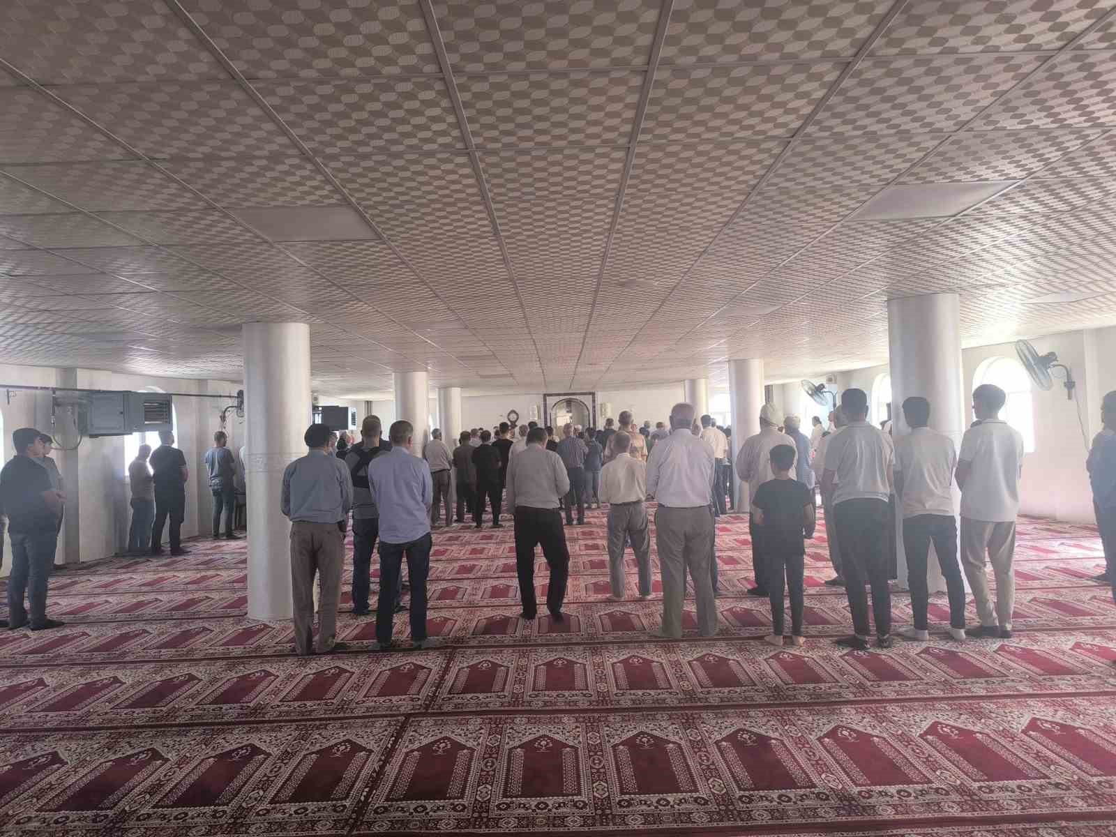 Siirt&rsquo;te belde halkı, silahlı saldırı ve kazalarda hayatını kaybedenler i&ccedil;in mevlit okuttu
