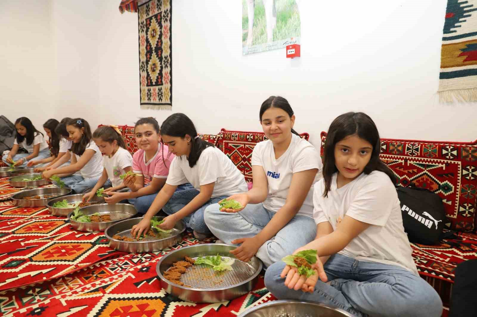 Öğrenciler aileleriyle çiğköfte yoğurdu