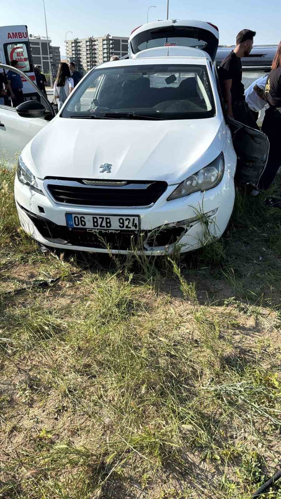 Ankara&rsquo;da dolmuş ile otomobil &ccedil;arpıştı:5 yaralı
