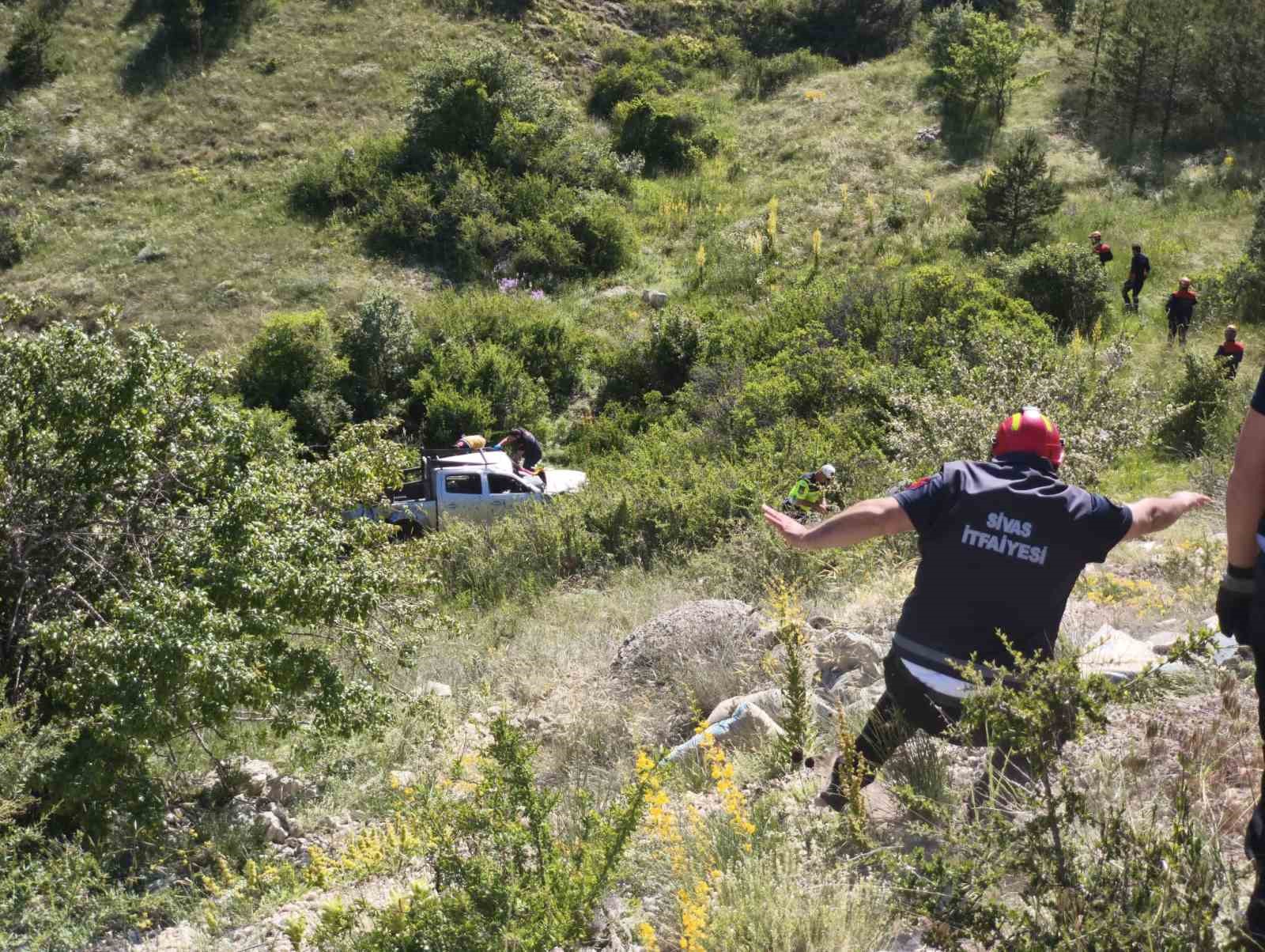 Kamyonet şarampole uçtu, sürücü ağır yaralandı