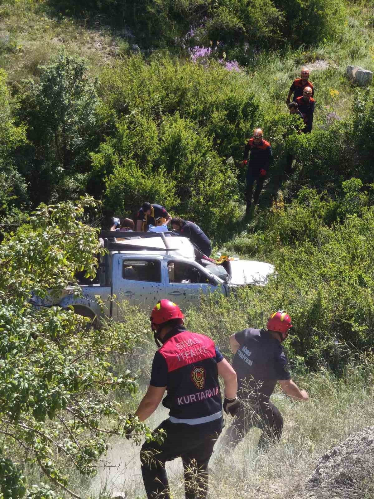 Kamyonet şarampole u&ccedil;tu, s&uuml;r&uuml;c&uuml; ağır yaralandı
