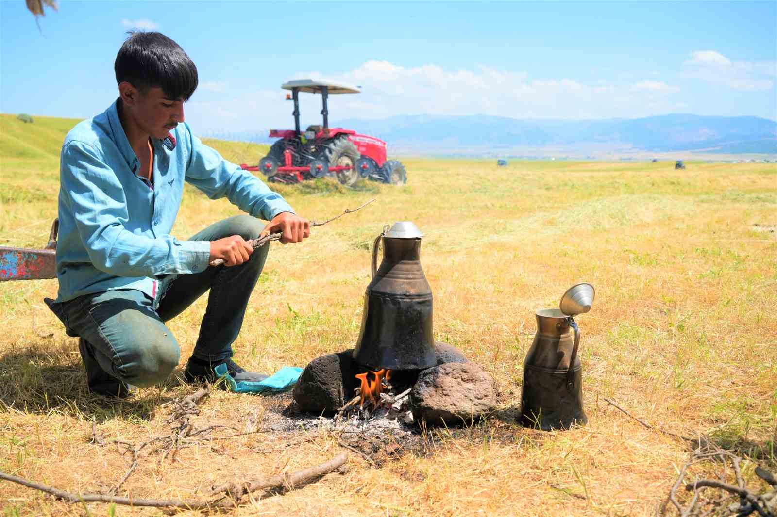 Muş&rsquo;ta &ccedil;ift&ccedil;ilerin ot bi&ccedil;me mesaisi başladı
