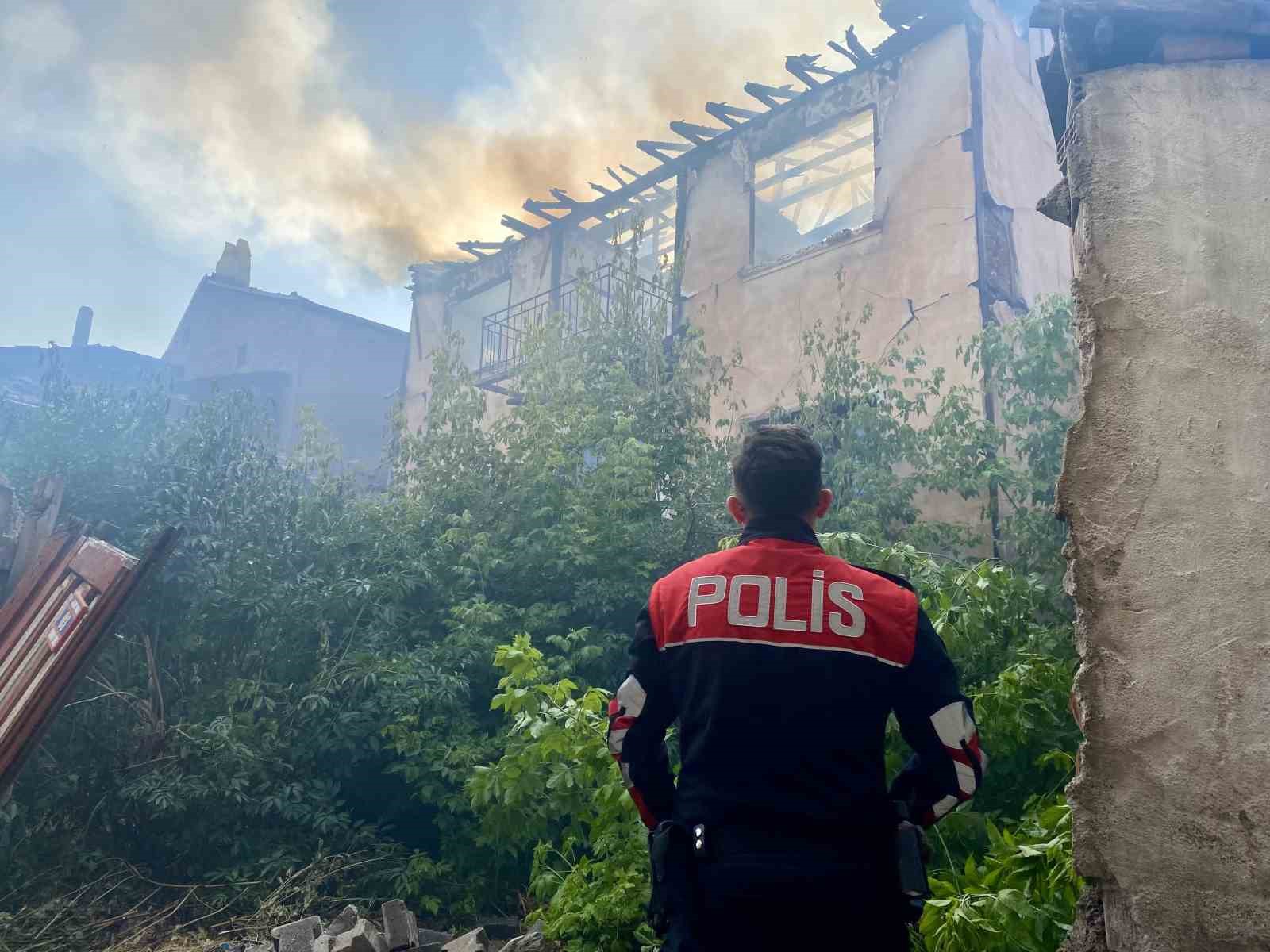 Alevlere teslim olan ev küle döndü
