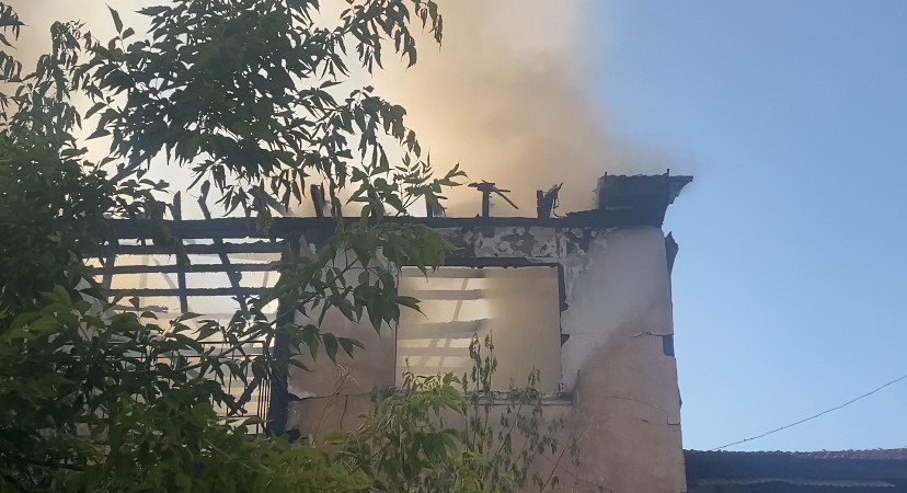 Alevlere teslim olan ev küle döndü