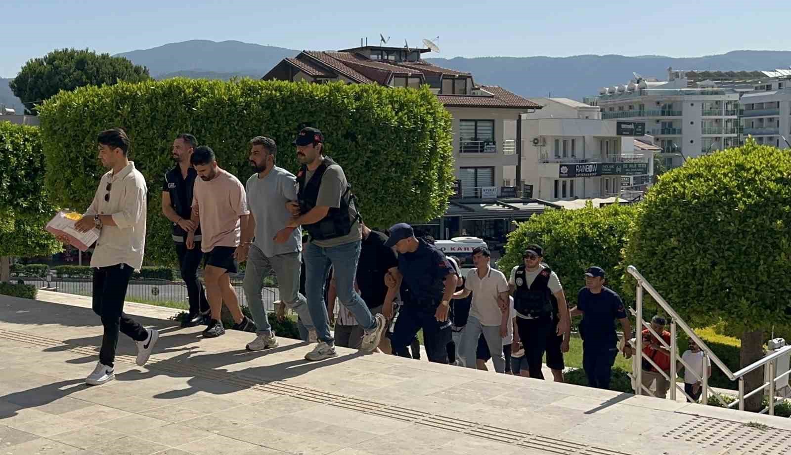 Marmaris&rsquo;te g&ouml;&ccedil;men ka&ccedil;ak&ccedil;ılığı operasyonu: 7 tutuklama
