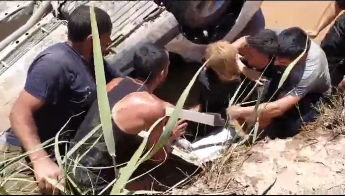 Otomobil sulama kanalına düştü: Sürücüyü itfaiye ekibi kurtardı