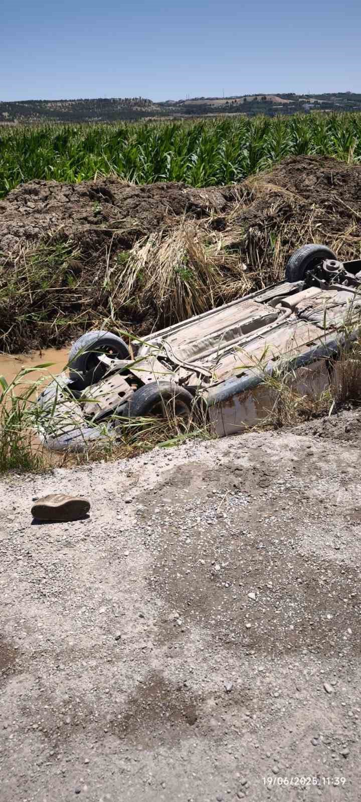 Otomobil sulama kanalına d&uuml;şt&uuml;: S&uuml;r&uuml;c&uuml;y&uuml; itfaiye ekibi kurtardı
