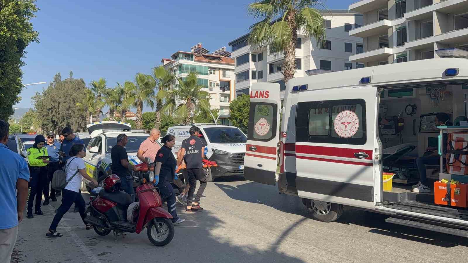 Gazipaşa’da motosiklet devrildi, baba-kız yaralandı
