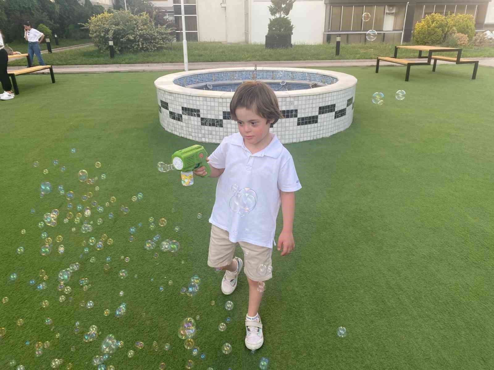 Ayrımcılıkla gündeme gelen down sendromlu çocuğa gönüllülerden doğum günü sürprizi