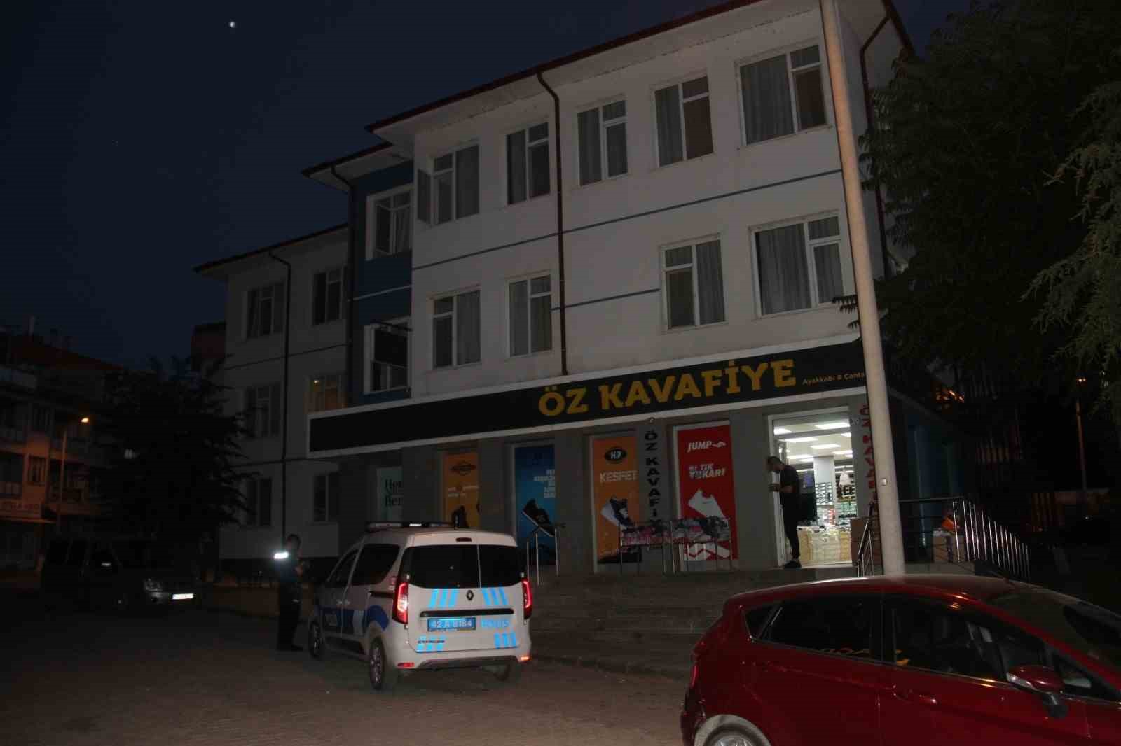 Otelin 3. katından d&uuml;şen 2 yaşındaki &ccedil;ocuk yaralandı
