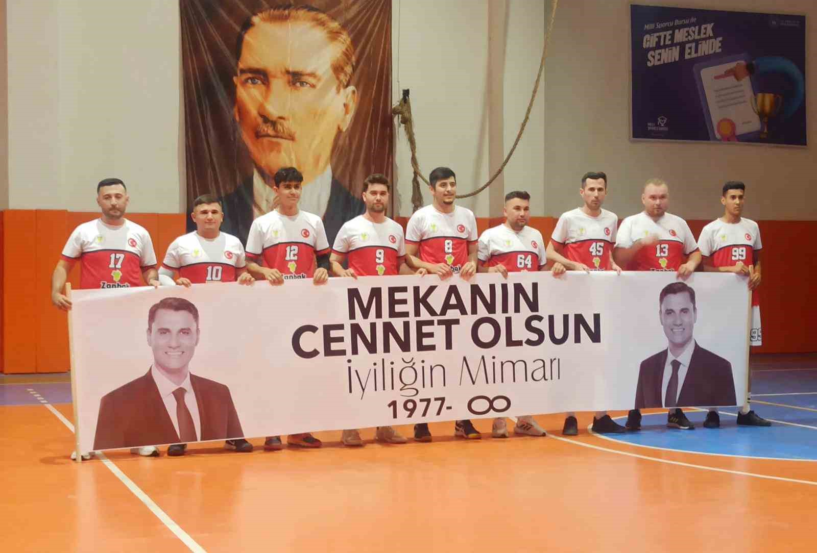 Voleybol maçı öncesi Ferdi Zeyrek anıldı