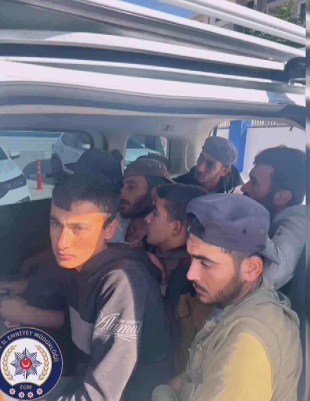 8 g&ouml;&ccedil;meni ka&ccedil;ırmak i&ccedil;in aldığı 85 bin TL parayla birlikte yakalandı
