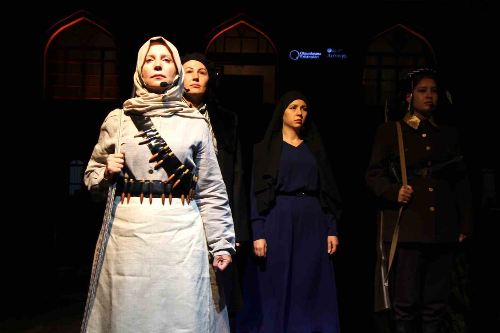 Milli mücadele kahramanı kadınların kıyafetlerini yeniden tasarlayıp defilede mankenlik yaptılar