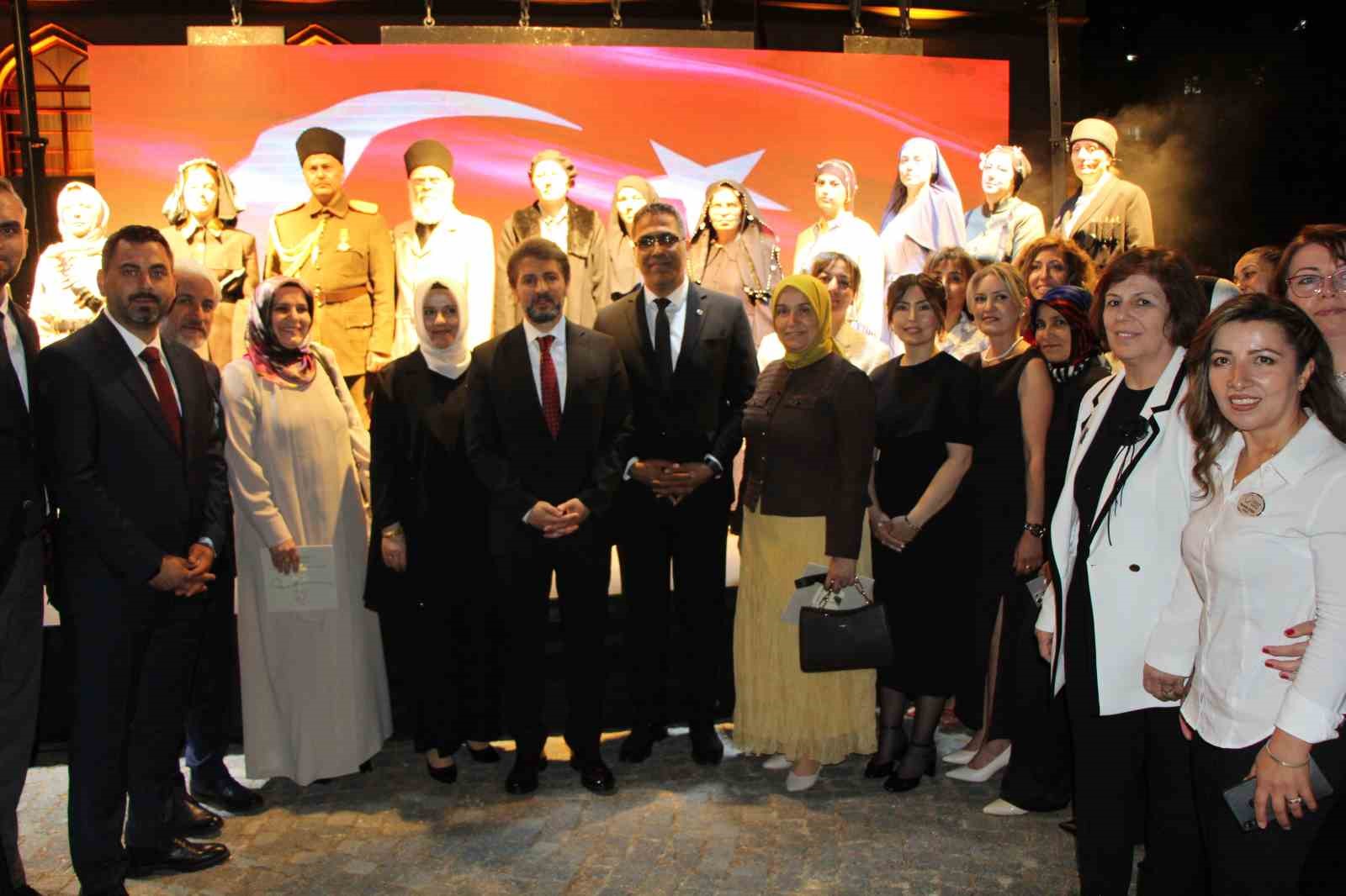 Milli mücadele kahramanı kadınların kıyafetlerini yeniden tasarlayıp defilede mankenlik yaptılar

