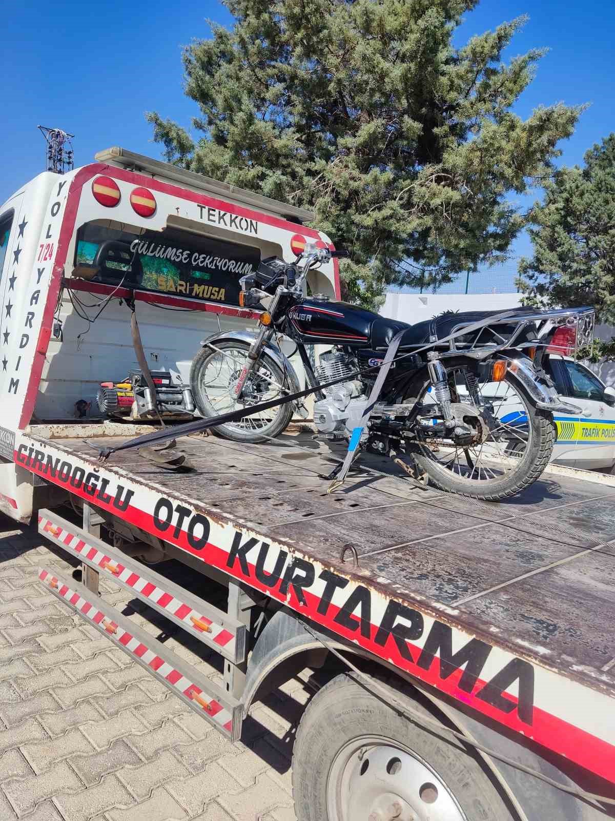 &Ouml;l&uuml;me meydan okuduğu anlarla sosyal medyada şov yapan s&uuml;r&uuml;c&uuml; yakayı ele verdi
