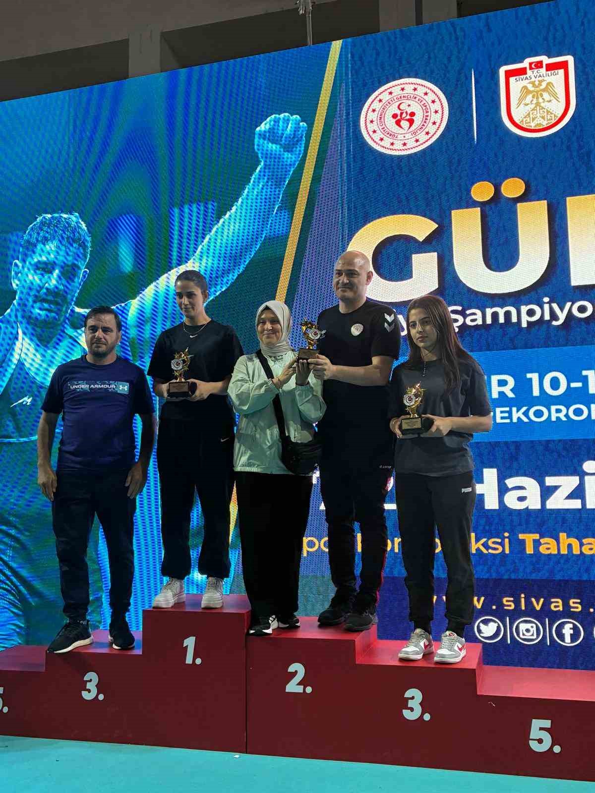 Afyonkarahisarlı Kadın Güreşçiler Türkiye Şampiyonası’nda büyük başarı elde etti