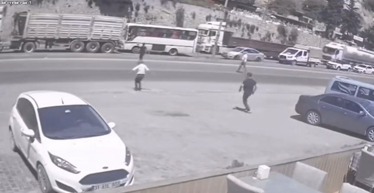 Midibüs, tırla çarpıştı: 2 yaralı