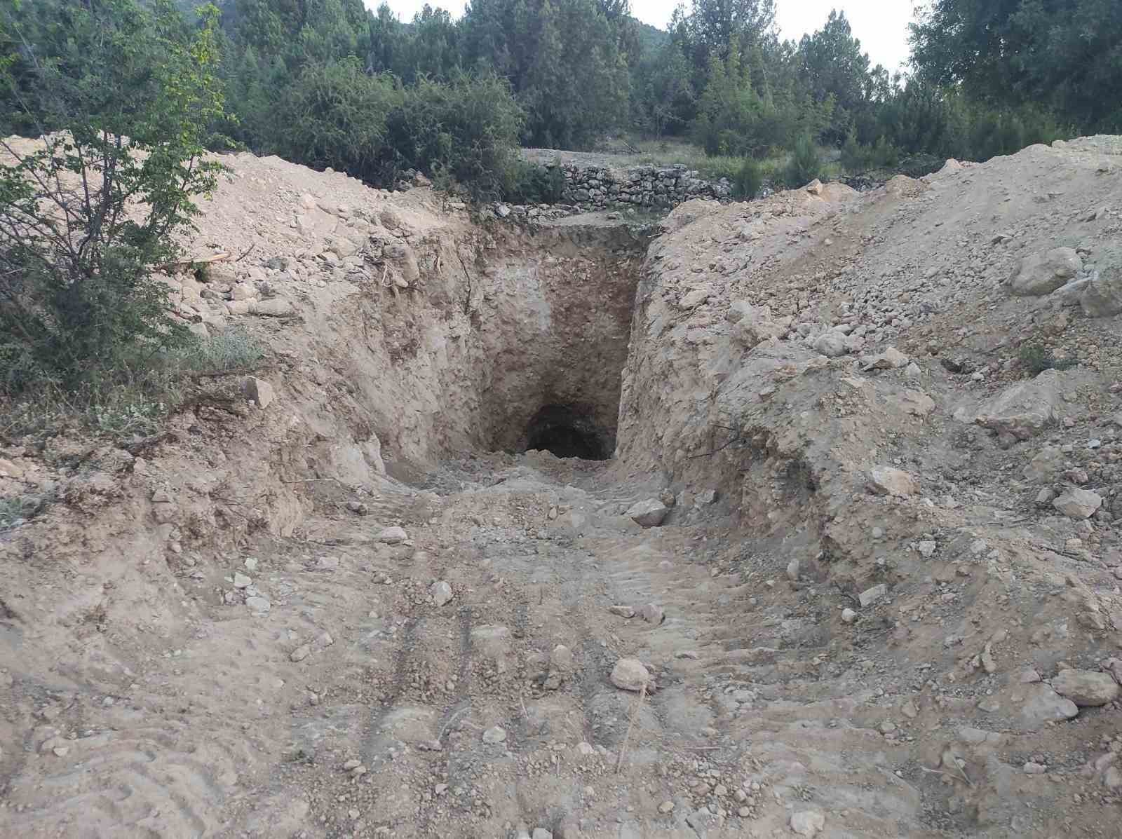 Kep&ccedil;e ile ka&ccedil;ak kazı yapan 5 ş&uuml;pheli su&ccedil;&uuml;st&uuml; yakalandı
