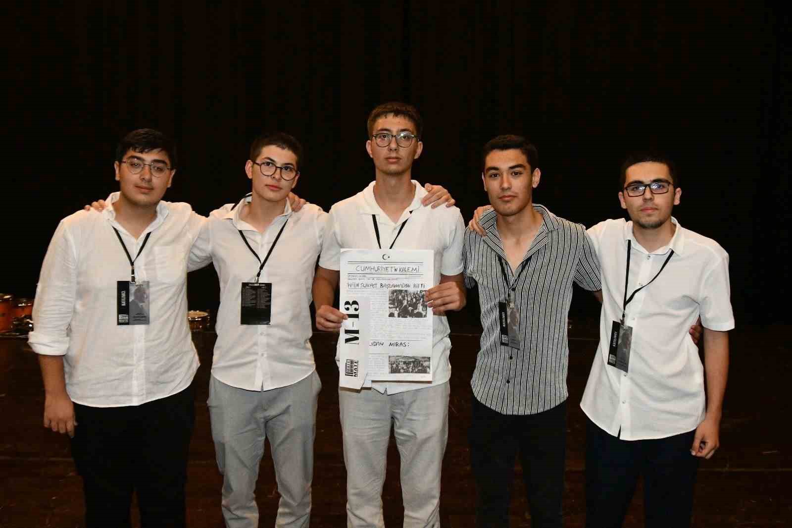 Denizli’de liseli gençler cumhuriyetin manşetlerini yazdı