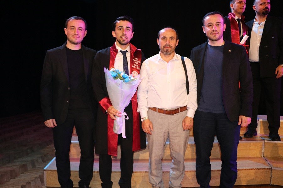 İkiz doktorların kardeşi de doktor oldu
