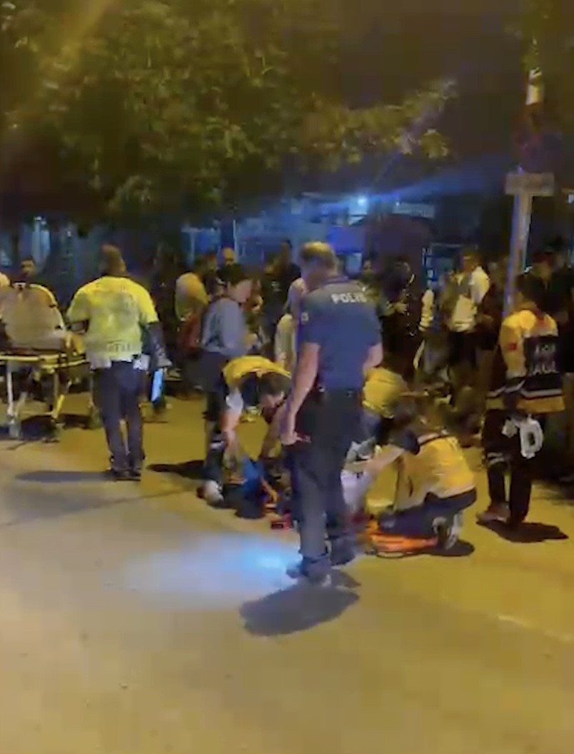 Motosiklet yayalara çarptı: 1’i çocuk, 3 yaralı