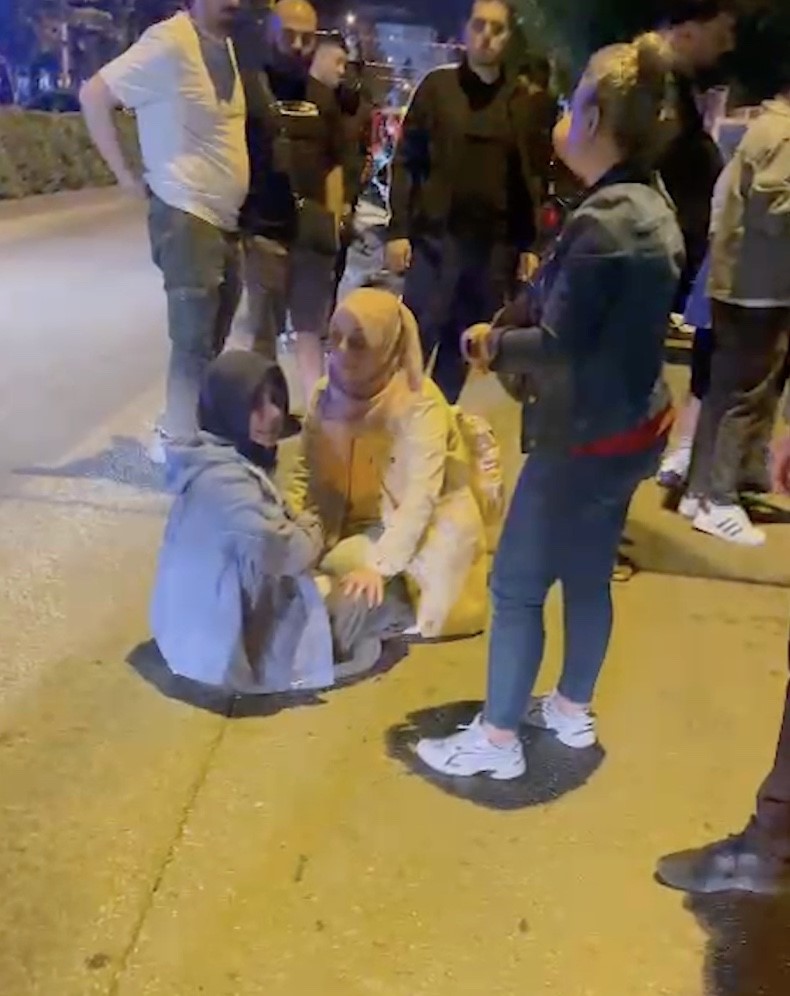 Motosiklet yayalara çarptı: 1’i çocuk, 3 yaralı