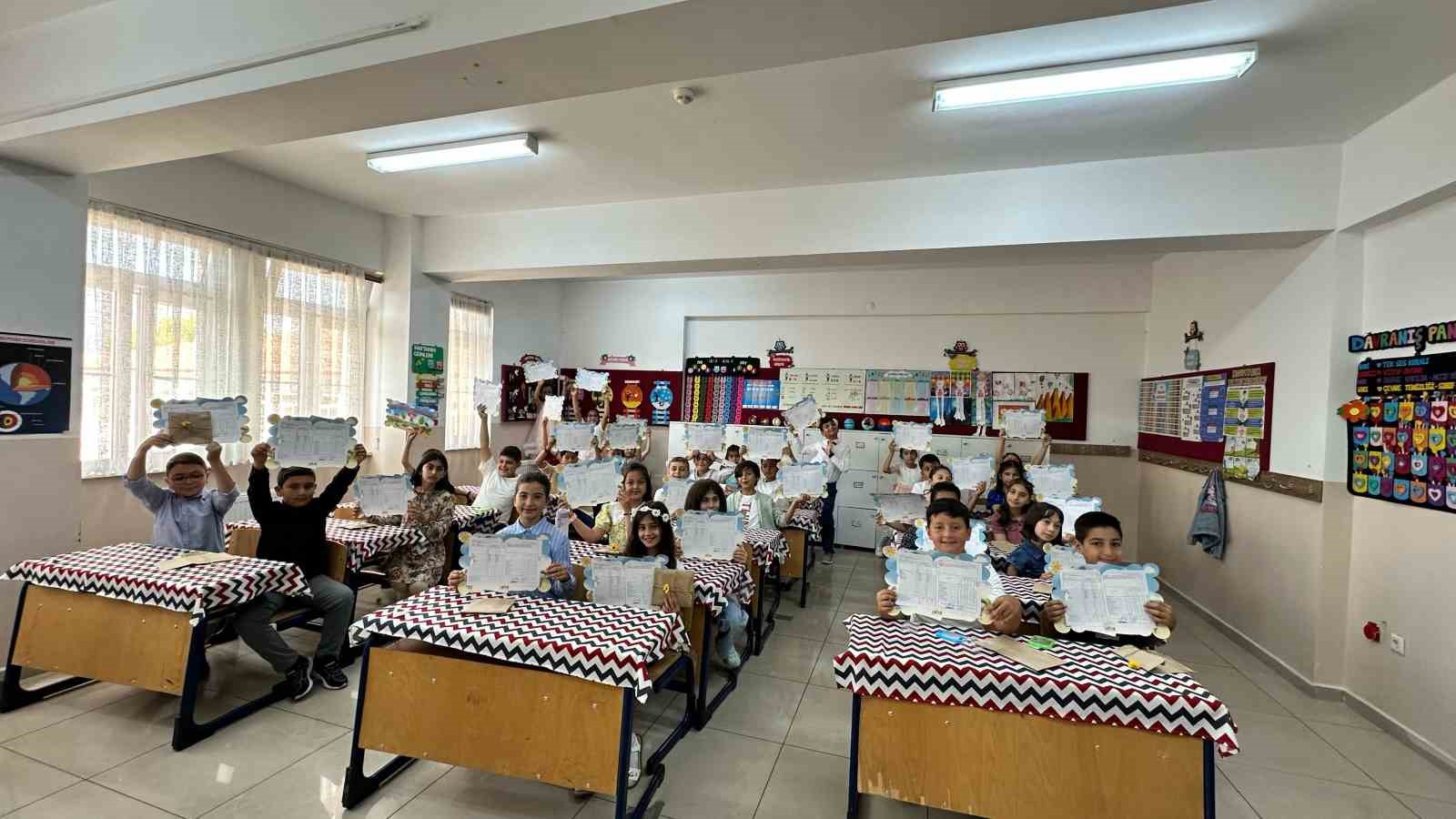 Erzincan&rsquo;da 42 bin &ouml;ğrenci karne heyecanı yaşadı
