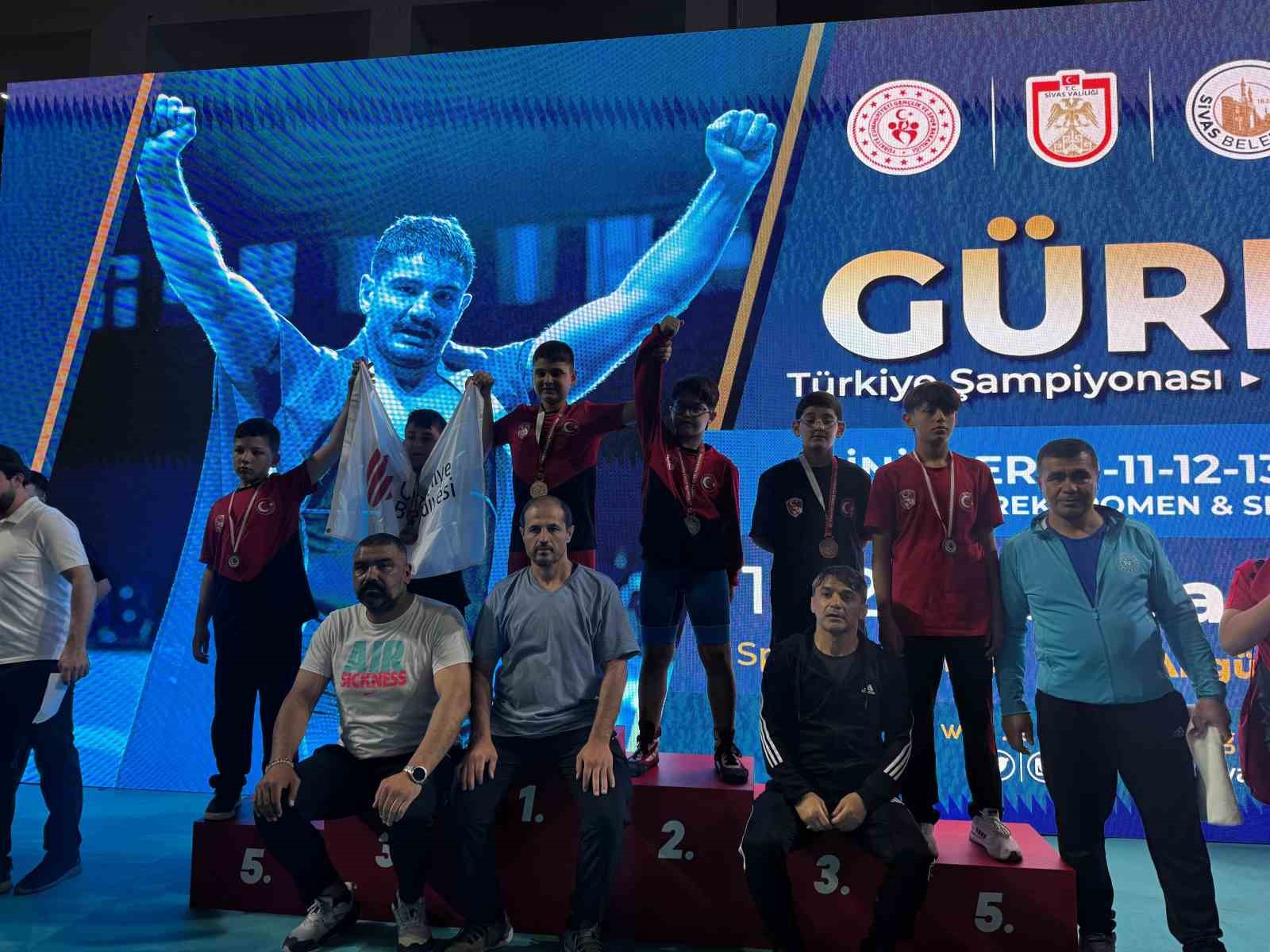 Eskişehirli güreşçiler Sivas’ta şampiyonada başarı elde etti