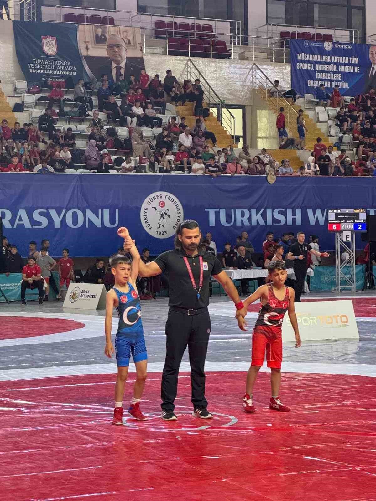 Eskişehirli g&uuml;reş&ccedil;iler Sivas&rsquo;ta şampiyonada başarı elde etti
