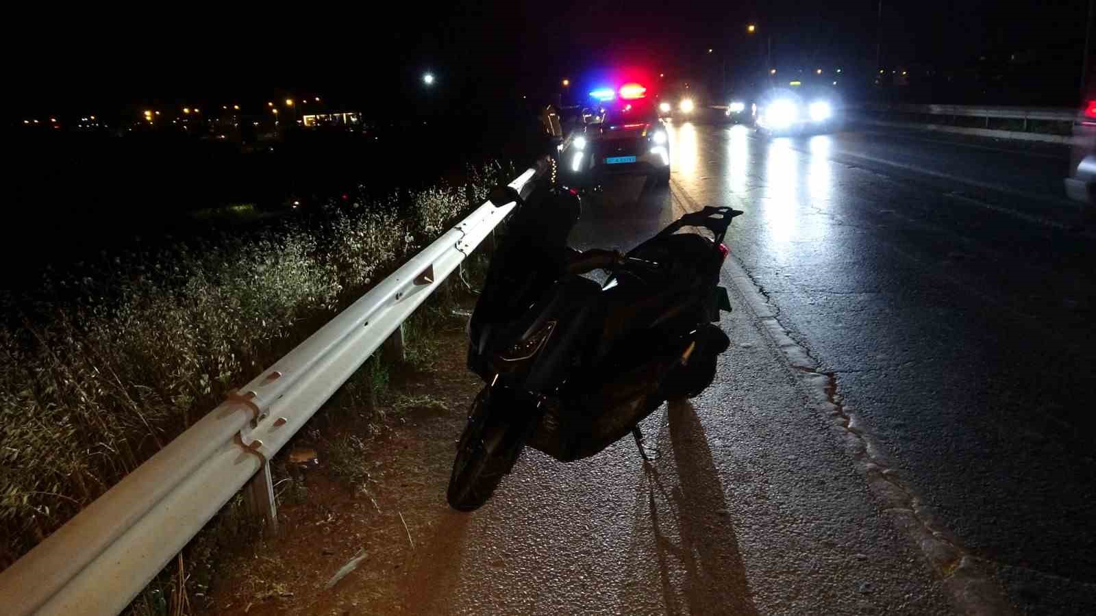 Kontrolden &ccedil;ıkan motosiklet devrildi: 2 yaralı

