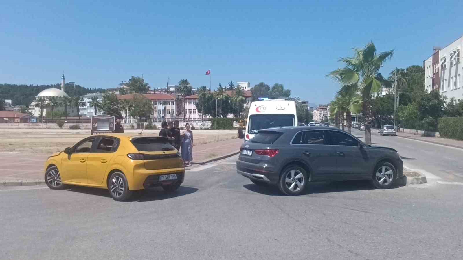 Manavgat’ta otomobiller çarpıştı: 2 yaralı