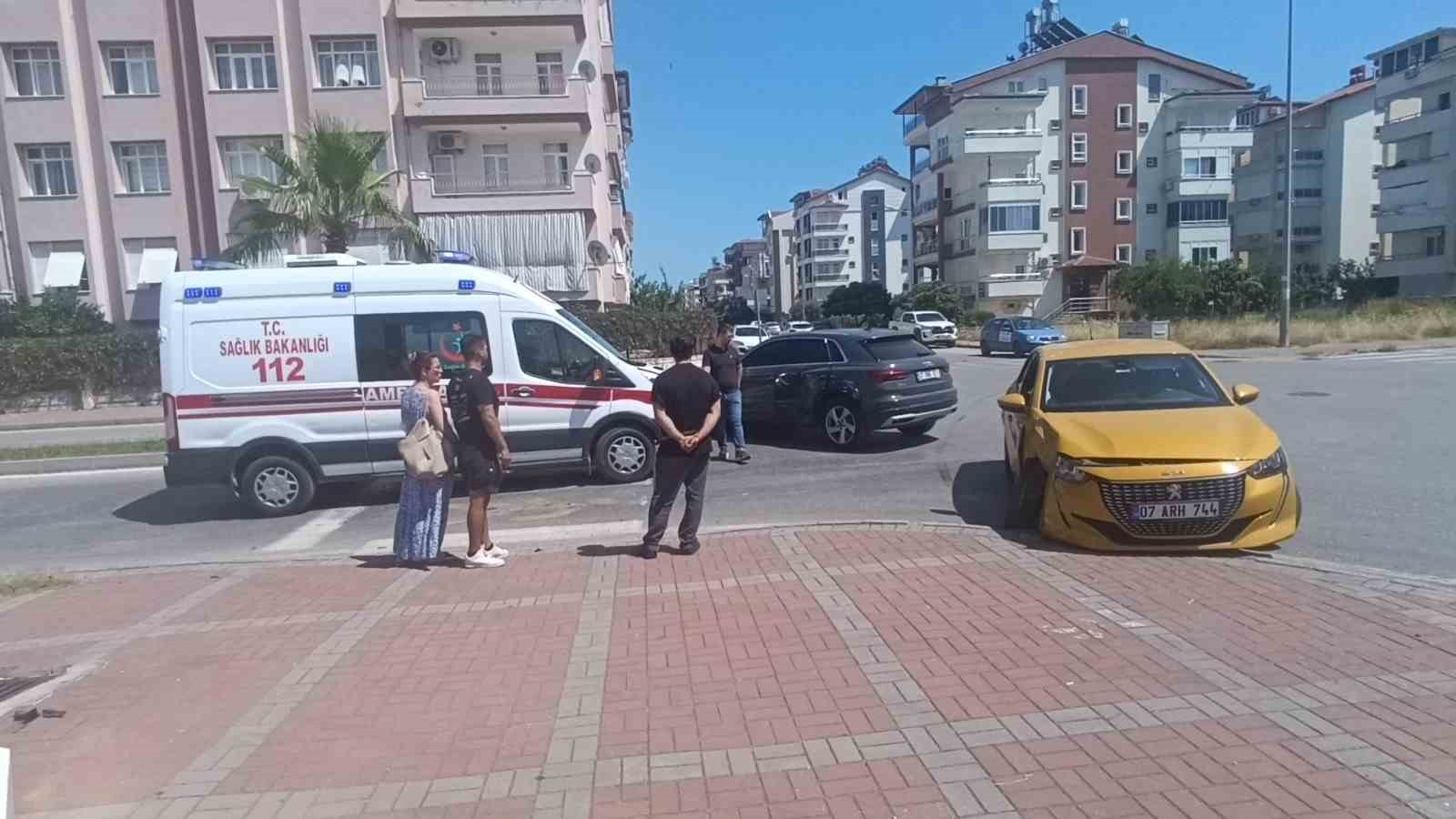 Manavgat&rsquo;ta otomobiller &ccedil;arpıştı: 2 yaralı

