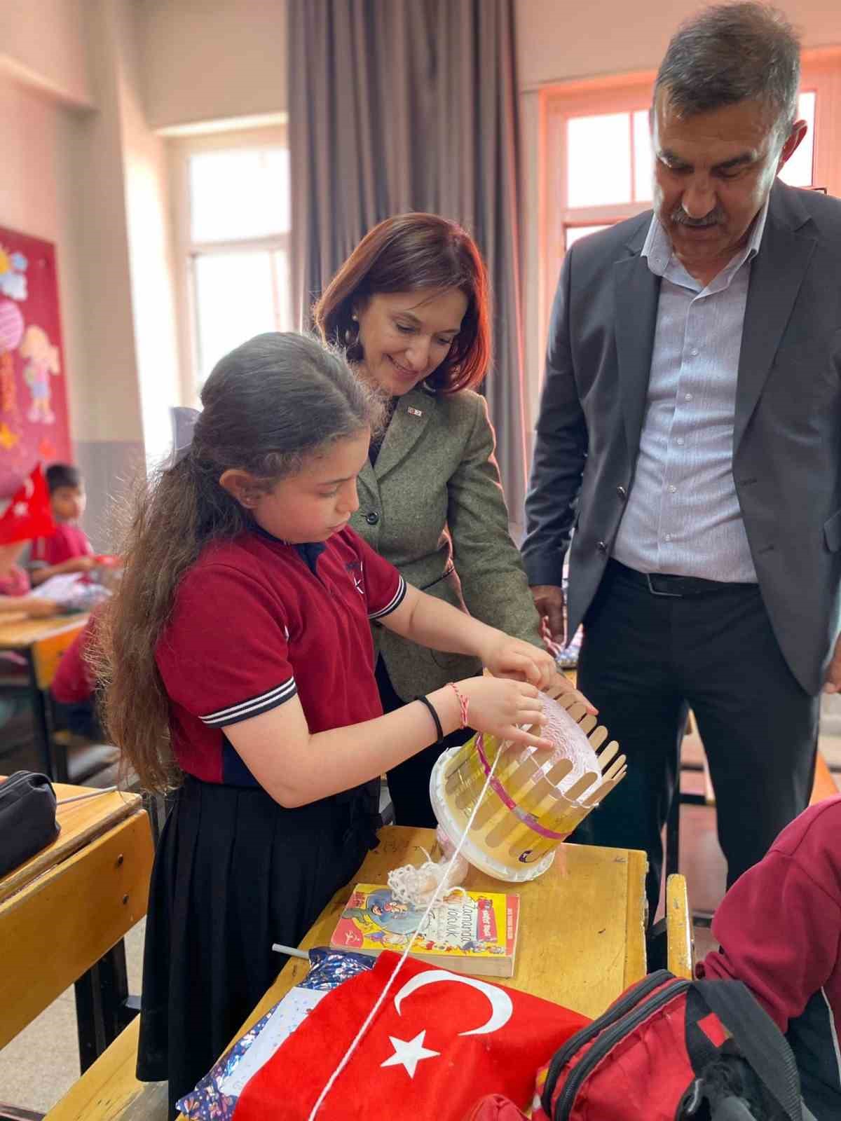 İlkokul öğrencileri depremzede arkadaşları için kaşkol ördü

