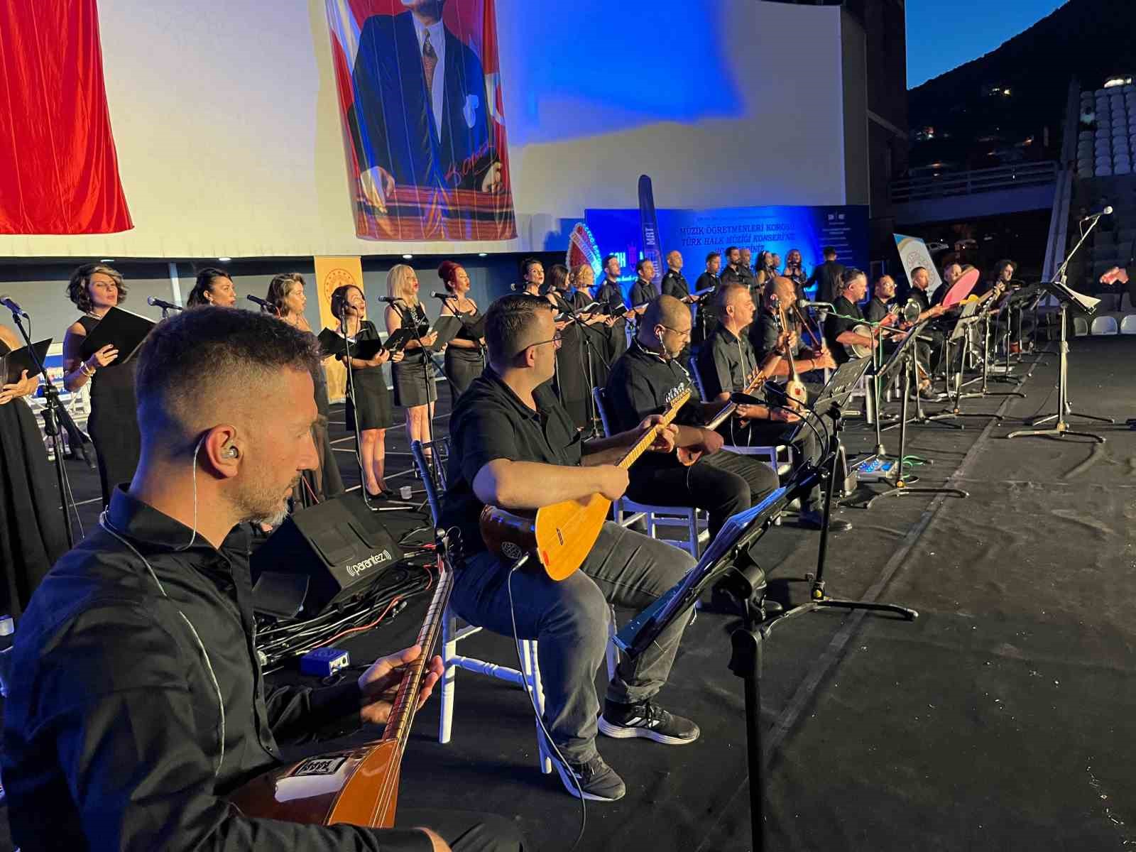 Alanya’da lise ve ortaokul müzik öğretmenlerinden konser