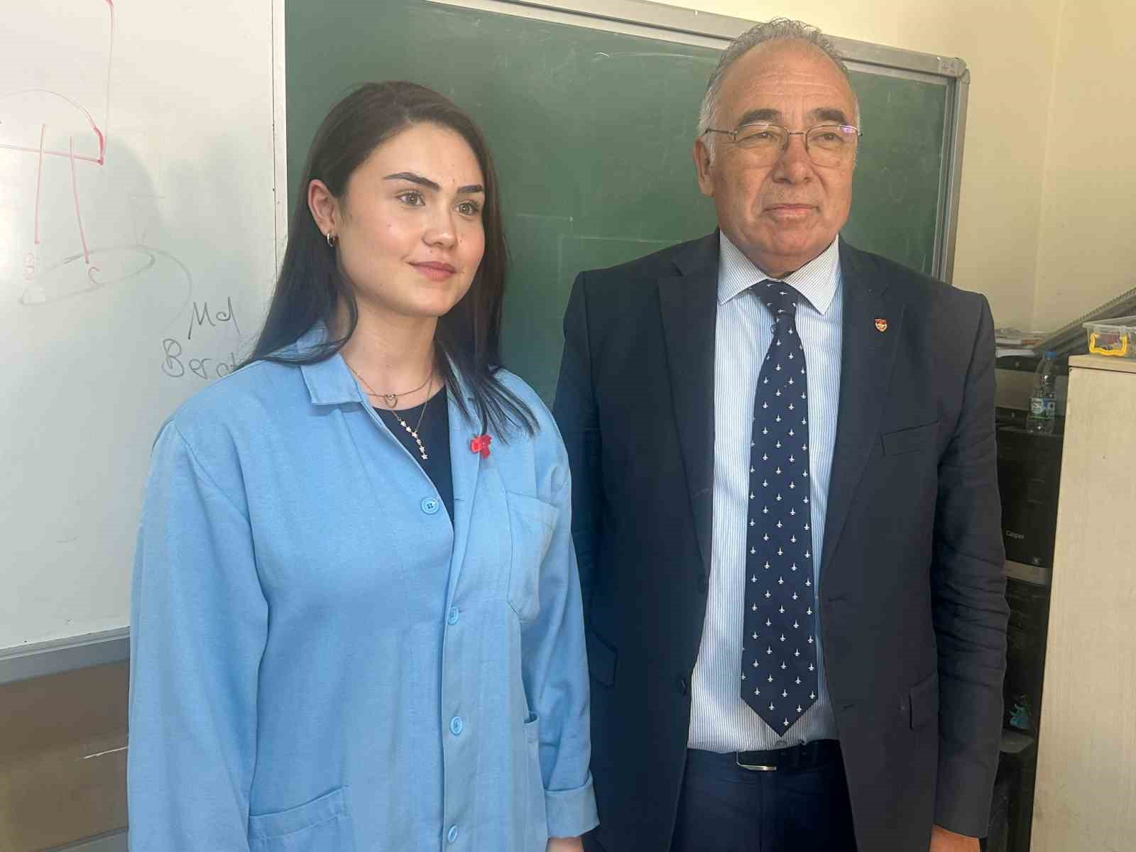 Anadolu lisesini bırakıp meslek lisesini tercih etti, okul 1&rsquo;incisi oldu
