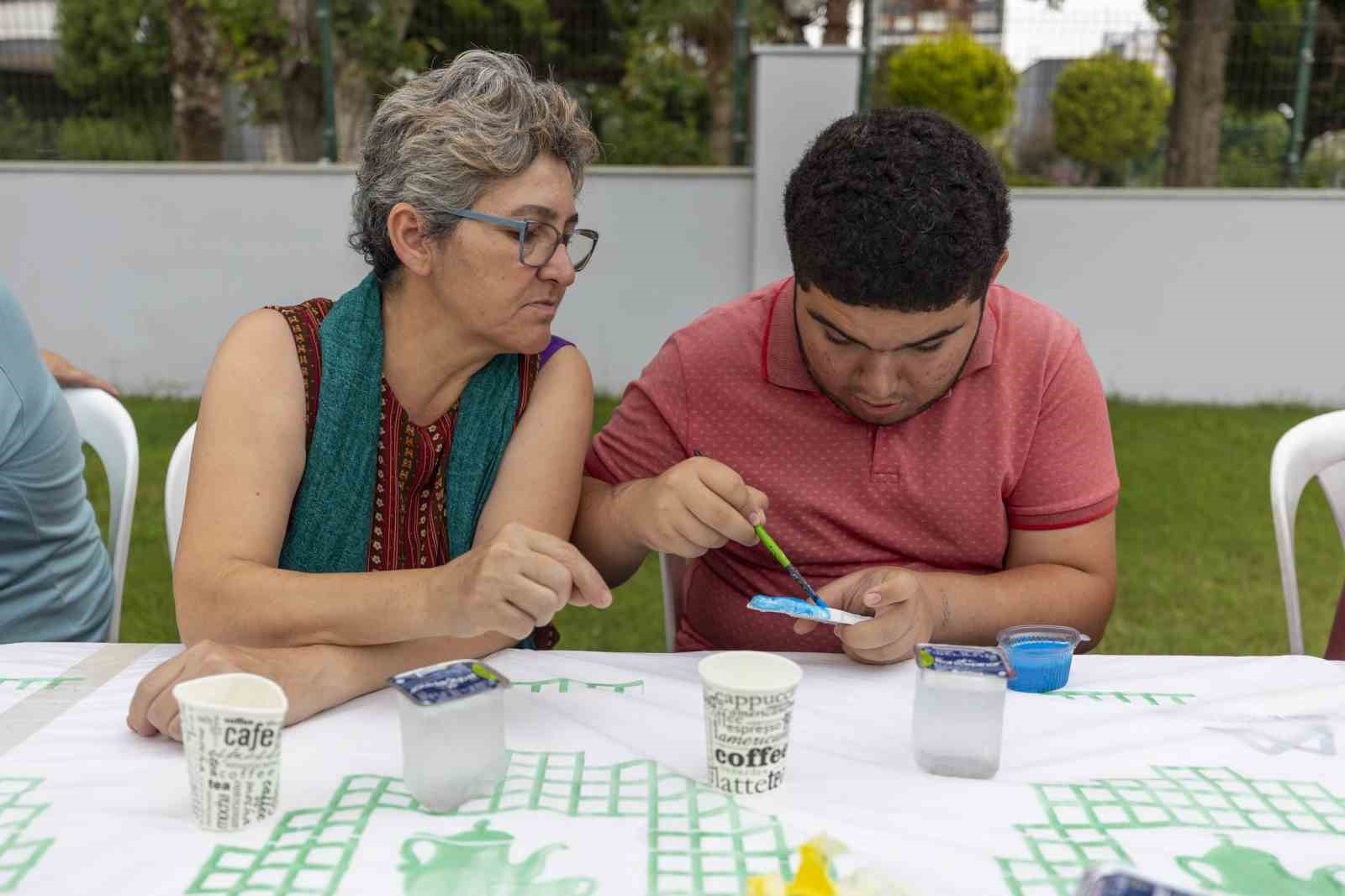 Mersin’de özel çocuklar ve anneleri seramik kursunda buluşuyor