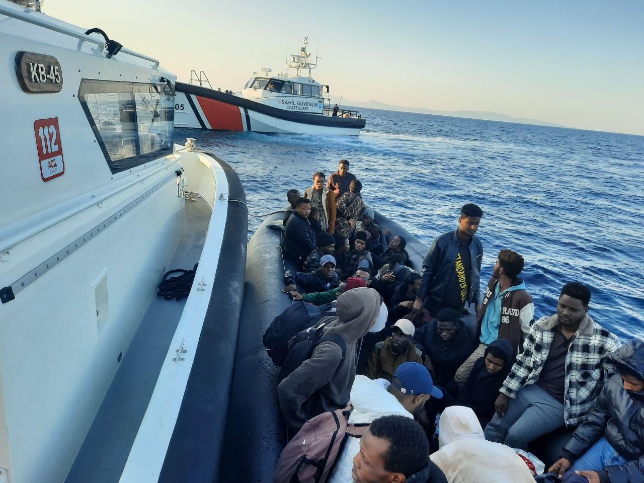 İzmir açıklarında 20 düzensiz göçmen yakalandı, 34 göçmen kurtarıldı
