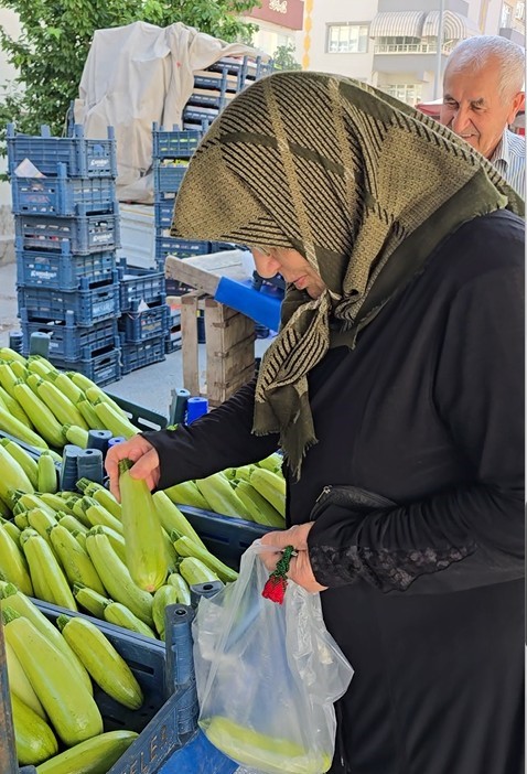 Tokat’ta meyveleri don vurdu, çiftçi ilk mahsulü öşür niyetine dağıttı
