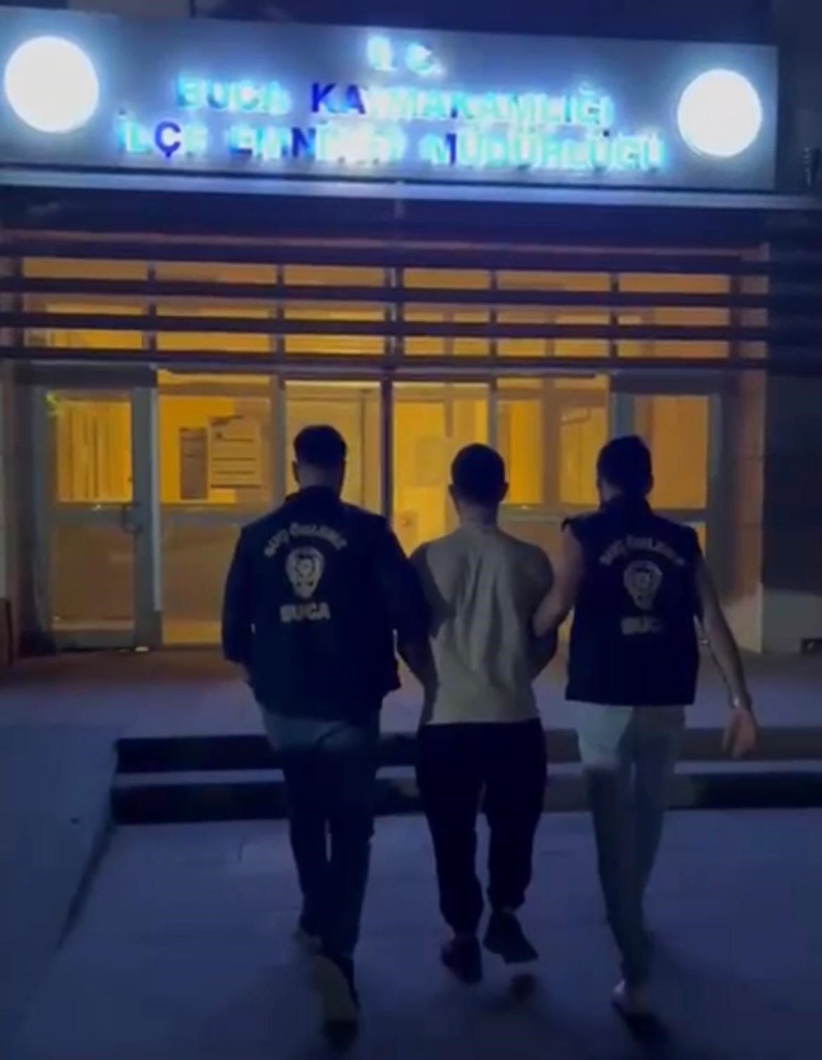 Aranan 2 h&uuml;k&uuml;ml&uuml; İzmir&rsquo;de yakalandı
