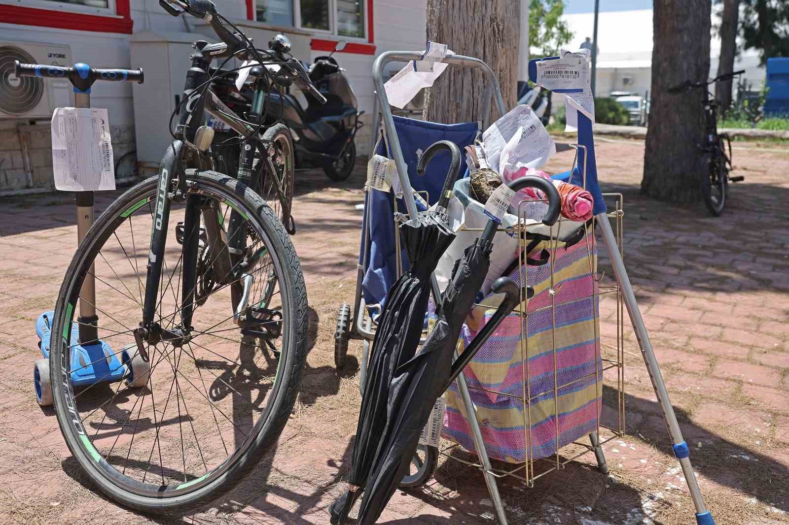 Toplu taşımada unutulan eşyalar sahiplerini bekliyor
