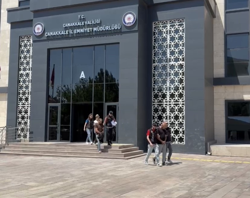 &Ccedil;anakkale&rsquo;de uyuşturucu operasyonunda ayakkabı kutusu i&ccedil;inde piyasa değeri 1 milyon TL olan bonzai ele ge&ccedil;irildi
